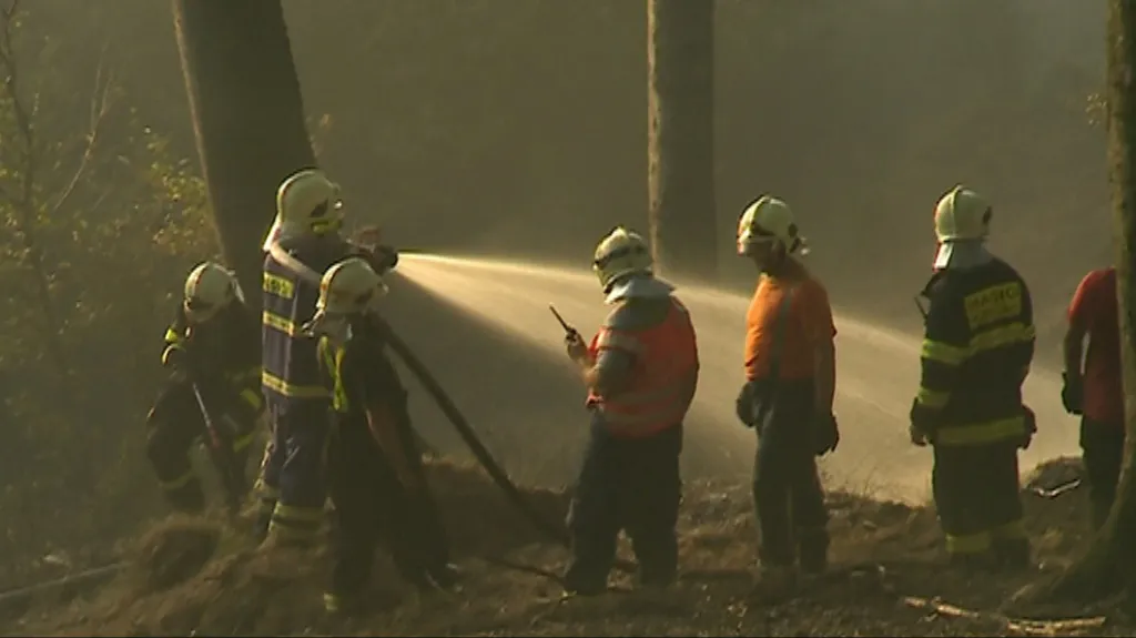 Hasiči likvidují požár lesa