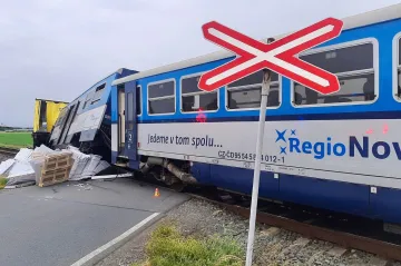 Vlak se na Prostějovsku srazil s kamionem, je několik raněných