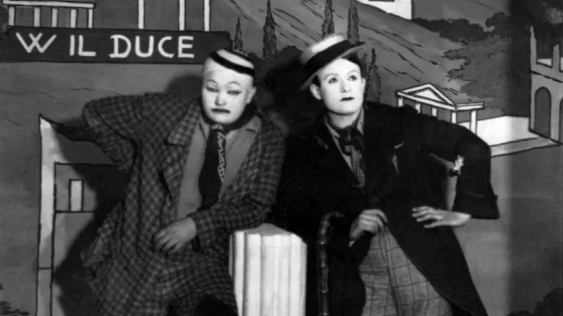 Jan Werich a Jiří Voskovec ve hře Caesar v Osvobozeném divadle (1932)