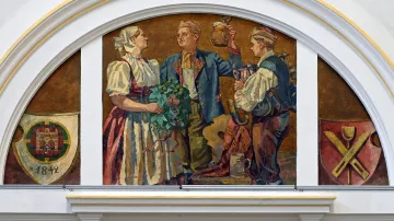 Interiér zdobí i malba nad hlavním vchodem