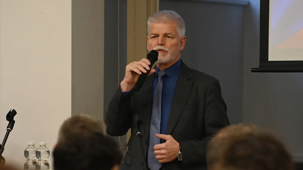 Prezident při debatě se studenty