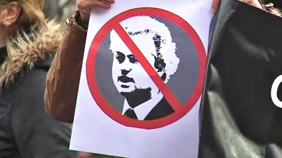 Východoevropané protestují v Haagu proti Wildersovi