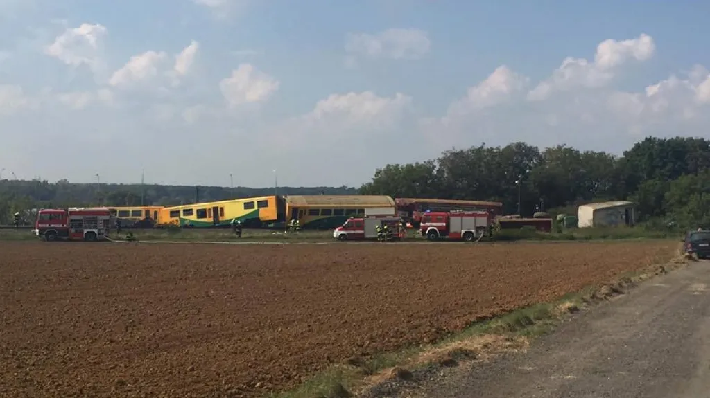 Vlak vykolejil nedaleko Vnorov. Na místo vyjelo třináct hasičských jednotek
