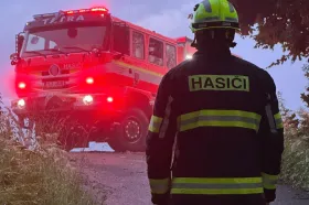 Hasiči na jihu a severu Čech kvůli bouřkám zasahovali až do rána