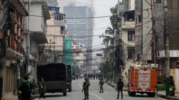 Nepálští vojáci hlídkují na ulicích Káthmándú