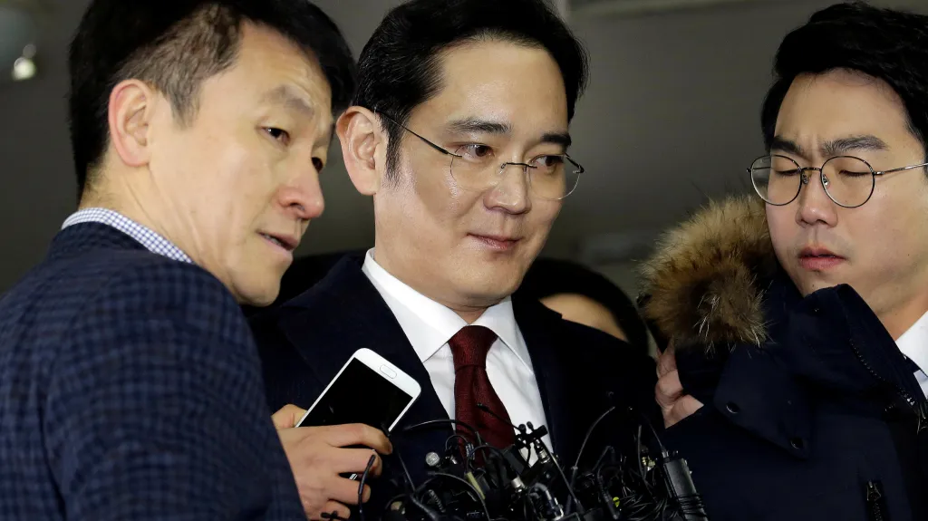 Šéf Samsungu I Če-jong (uprostřed), známý také jako Jay Y. Lee