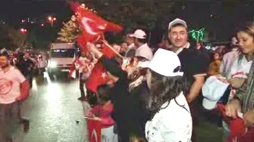 Turci oslavují výsledky referenda o ústavě