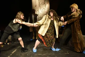 Recenze: Humor nadivoko. Cabaret Calembour si střílí z pravěku i opery