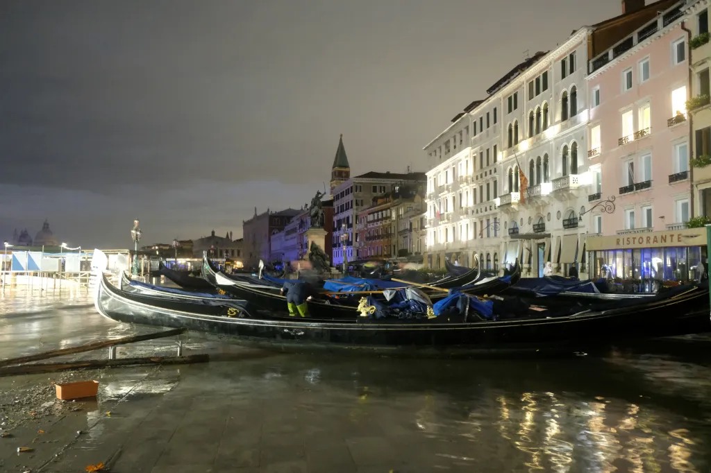 Gondoly, tradiční benátské lodě, byly raději vytaženy na břeh