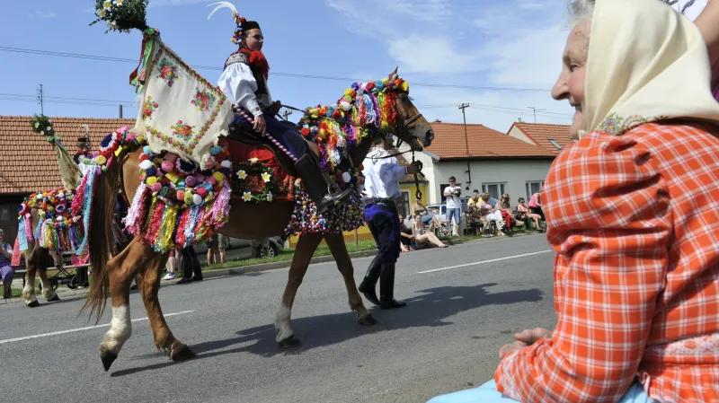 Slavnostní průvod na folklorním festivalu ve Strážnici (2012)