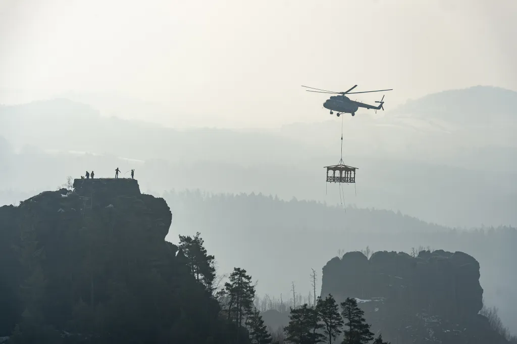 Nový dřevěný altán do výšky 428 metrů nad mořem z Jetřichovic na Děčínsku dopravil vrtulník. Předešlá stavba byla v havarijním stavu