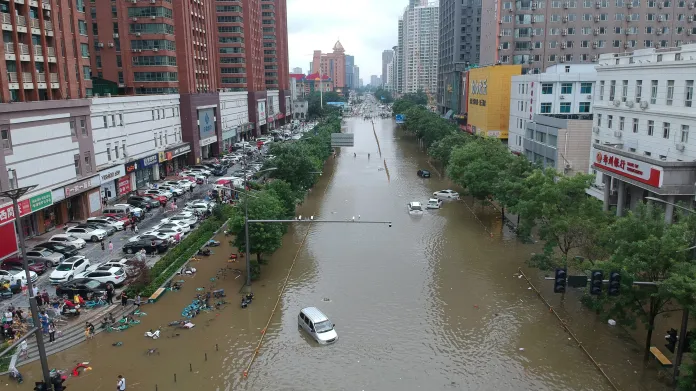 Zaplavená ulice v Čeng-čou