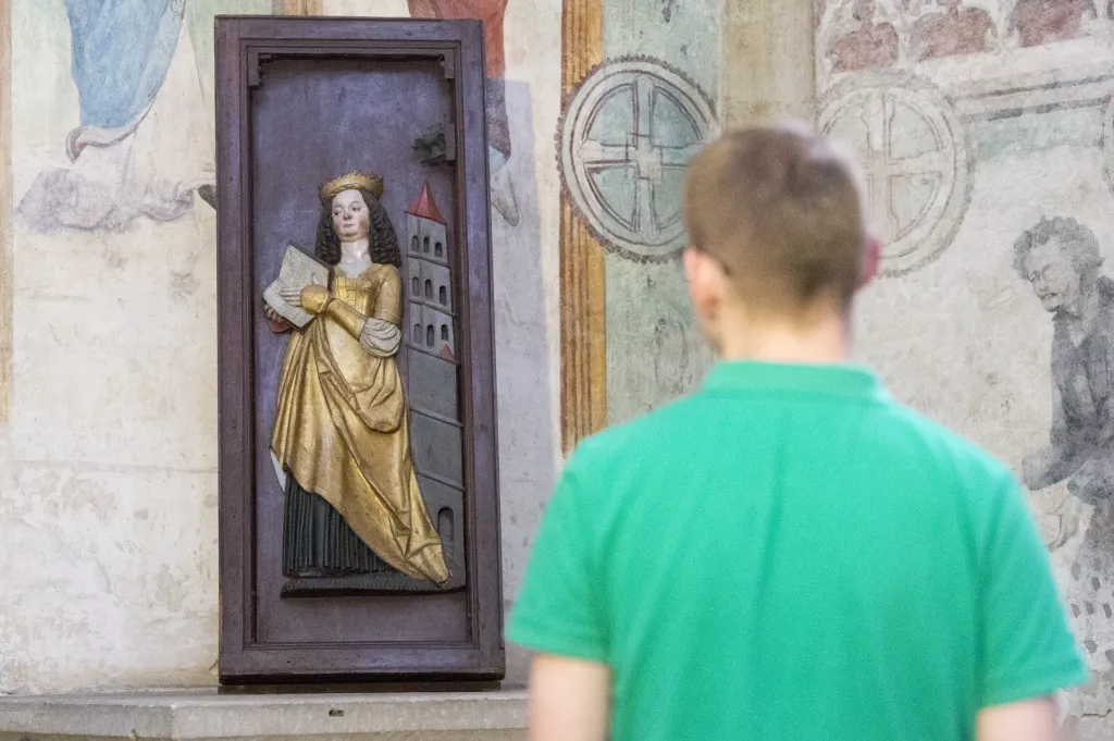 Výstava s názvem "Pod ochranou tvou" odhaluje v chrámu svaté Barbory v Kutné Hoře vzácné exponáty uložené v chrámovém depozitáři