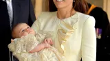 Vévodkyně z Cambridge odnáší po skončení křtu prince George
