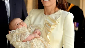 Vévodkyně z Cambridge odnáší po skončení křtu prince George