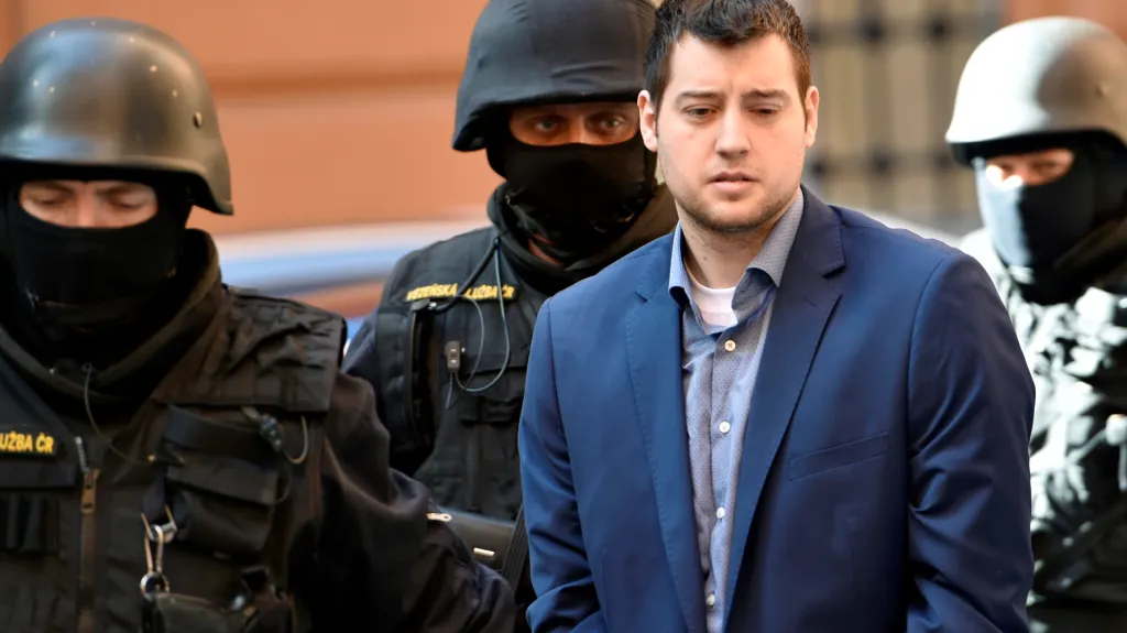 Policie přivádí Kevina Dahlgrena k soudu