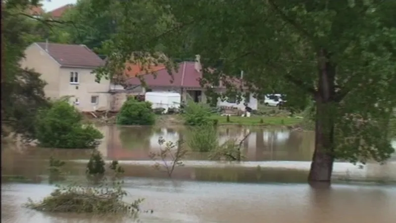 Zatopené domy v Rohatci po povodni
