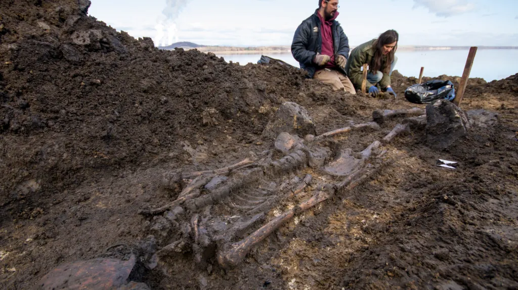 Archeologické práce na břehu nechranické přehrady