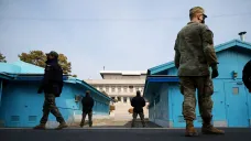 Jihokorejští vojáci ve vesnici Panmundžom uvnitř demilitarizovaného pásma mezi Jižní a Severní Koreou