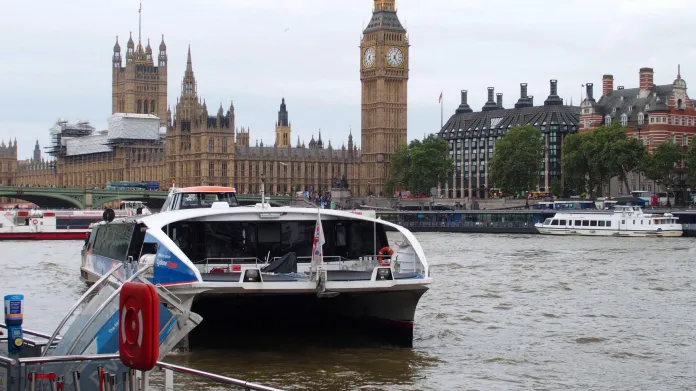 V Londýně se lodním linkám na Temži říká river bus – říční autobus. Provozuje je společnost Thames Clippers, dopravu sice organizuje společnost Transport for London, ale tarifně jsou lodě do MHD zapojeny jen částečně