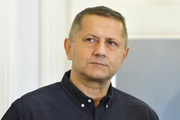 Krajský soud zrušil verdikt osvobozující policistu, který v civilu vytáhl pistoli na řidiče v Plzni