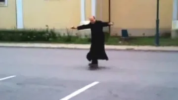 Maďarský kněz předvádí triky na skateboardu