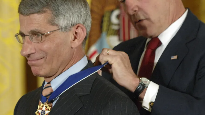 Prezident George W. Bush uděluje Faucimu prezidentskou medaili svobody