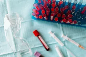 Na léto chybí dárci krve. Roli v tom mají klíšťata i dovolené