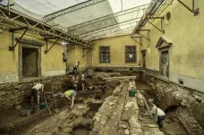 Archeologové našli na nádvoří Grabštejna základy středověkého hradiště