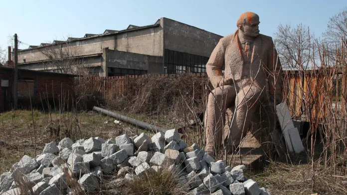 Odložená socha V. I. Lenina na městské skládce v Bulharsku