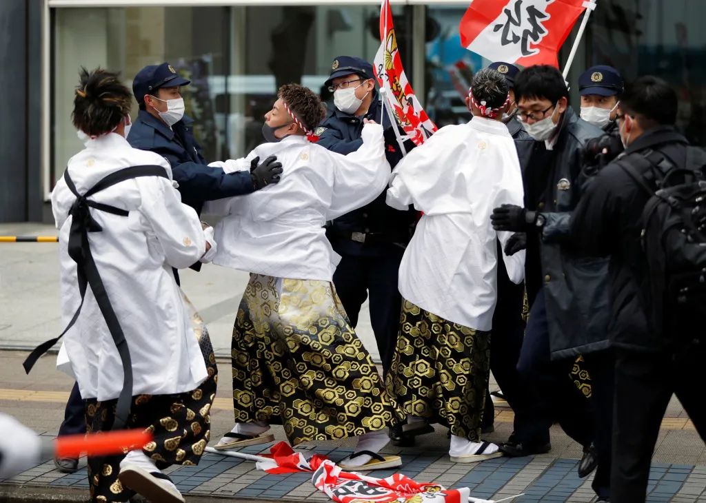 Mladí Japonci během státního svátku Dne dospělosti oslavují v ulicích města Jokohama