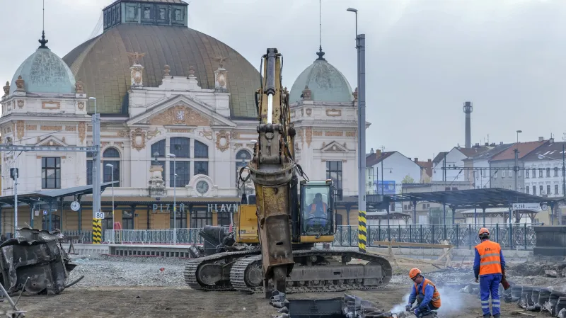 Stavbaři začali před plzeňským hlavním nádražím demontovat ocelovou konstrukci 109 let starého severního mostu přes Mikulášskou ulici