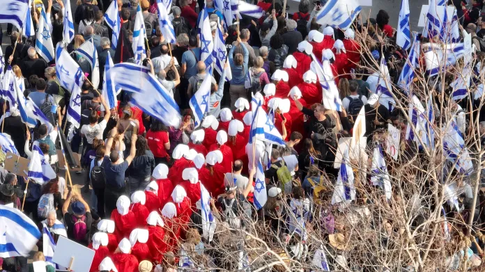 Protestující Izraelci se obávají nástupu diktatury