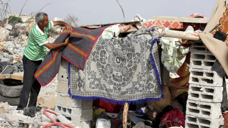 Provizorní nocleh nad ruinami domů