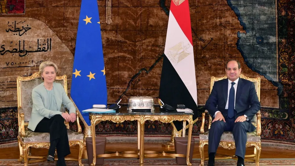 Egyptský prezident Abdel Fattah al-Sisi s předsedkyní Evropské komise Ursulou von den Leyenovou