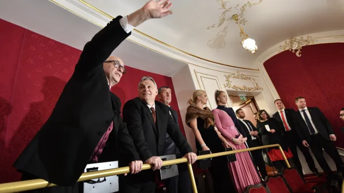 Ředitel Národního divadla Jan Burian ukazuje maďarskému premiérovi Viktoru Orbánovi a dalším hostům detaily rekonstruované Státní opery