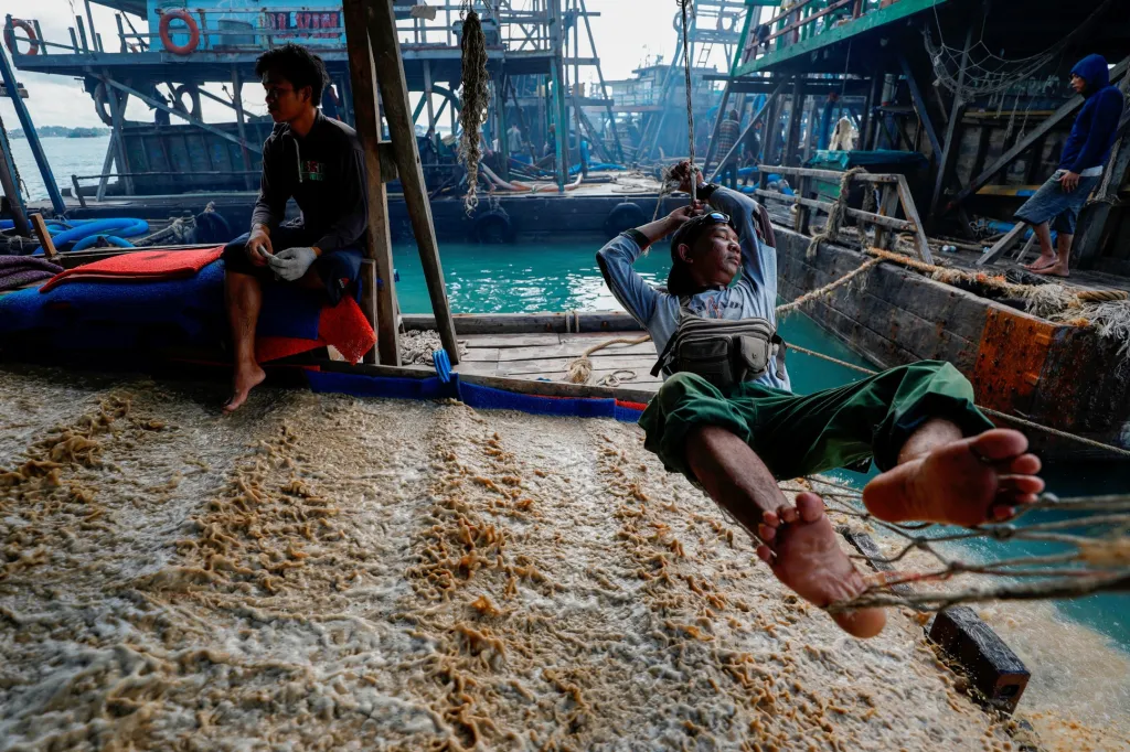 Těžba cínu v oblasti indonéského ostrova Bangka se od roku 2014 postupně přesouvá na moře z důvodu vyčerpání ložisek na pevnině