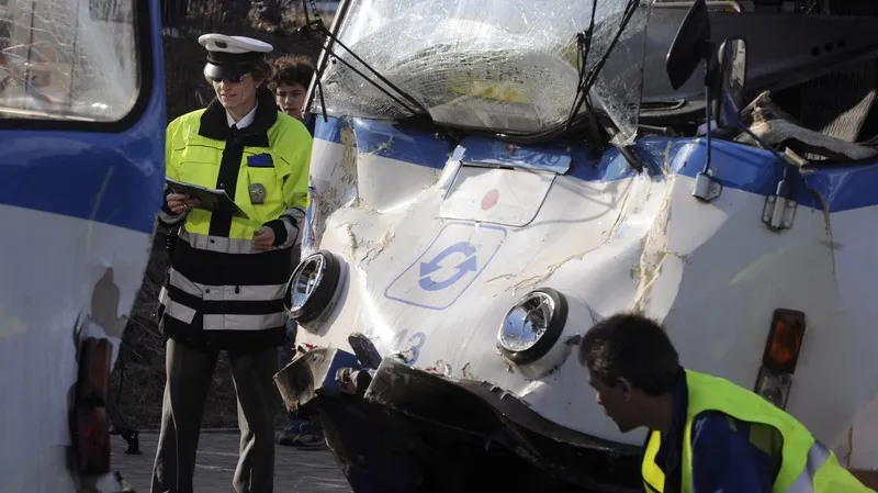 Na konečné zastávce tramvají na sídlišti Dubina v Ostravě se 23. března srazily dvě tramvajové soupravy. Při nehodě se zranili tři cestující.