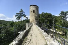 Řemeslníci na zřícenině hradu Cimburk obnovují bývalou první bránu. Léta byla zazděná