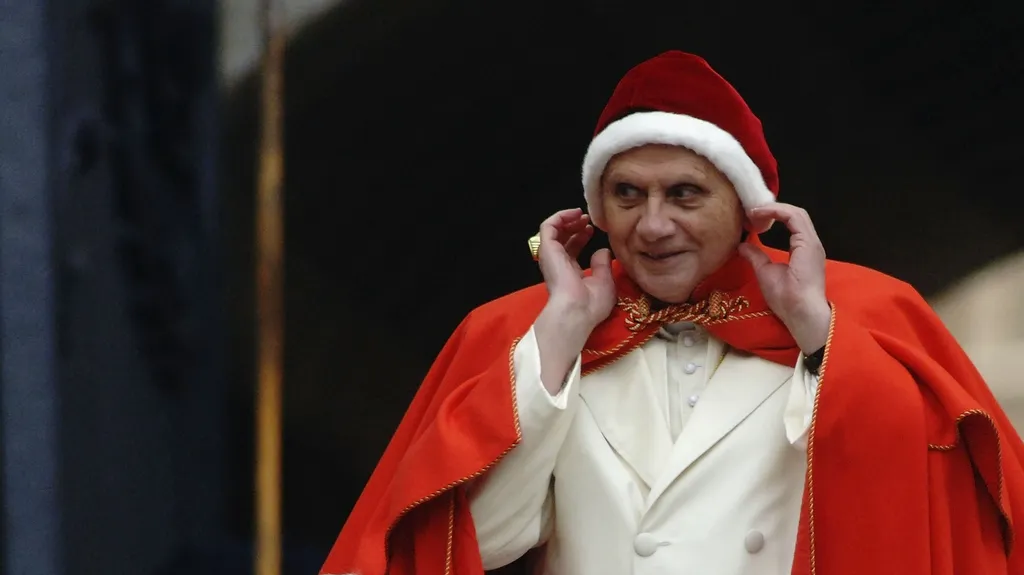 Benedikt XVI. oživil tradici nošení camaura