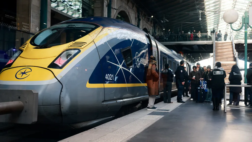 Lidé stojí vedle vlaku Eurostar na nádraží Gare du Nord, 30. prosince 2025