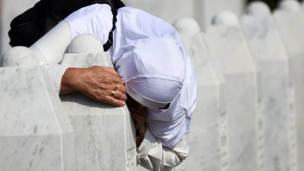 Bosna a Hercegovina si připomíná třicet let od masakru ve Srebrenici