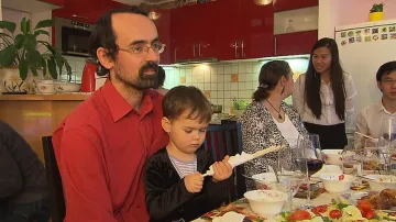 Česká rodina na obědě u vietnamské rodiny