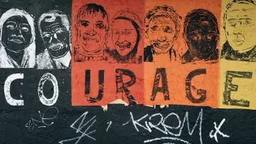Graffiti v ulicích Paříže na téma Charlie Hebdo
