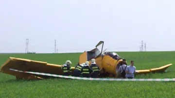 Na Znojemsku se zřítilo práškovací letadlo, pilot byl převezen do nemocnice