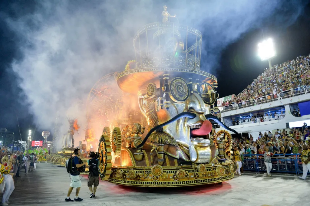 Přehlídka tanečních škol na Sambodromu během karnevalu v Riu 2018