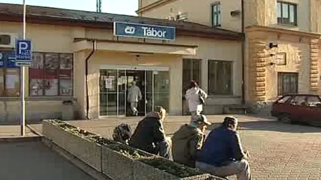 Bezdomovci před nádražím