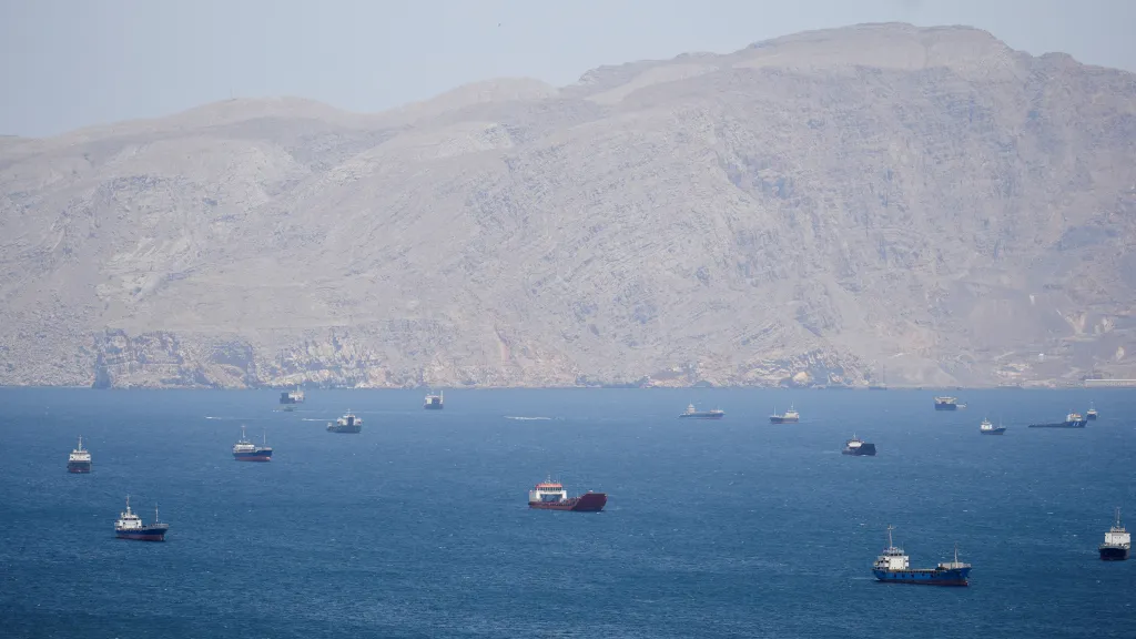 Lodě v Hormuzském průlivu u Ománu