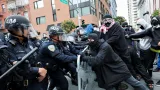 Střet policistů s demonstranty během protestu proti imigračním kontrolám u budovy ICE v San Franciscu