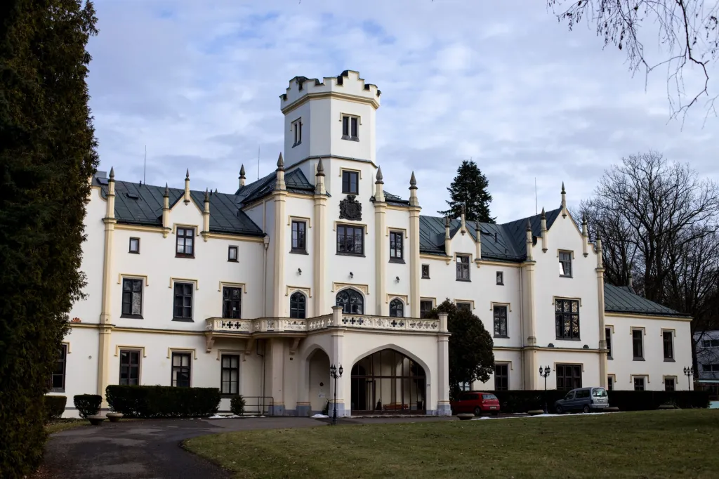 V dobách kdy Švejk procházel obcí Vráž, zde již stál novogotický zámek, který postavili v roce 1875 Lobkowiczové. Šlechtický rod v něm měl do roku 1926 letní rezidenci. Dnes jsou v zámeckém objetku umístěny lázně